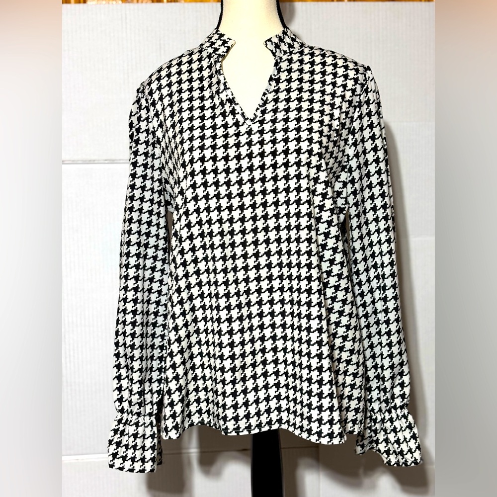 Black and White Houndstooth Women's Top size medium 25” L 19” p2p